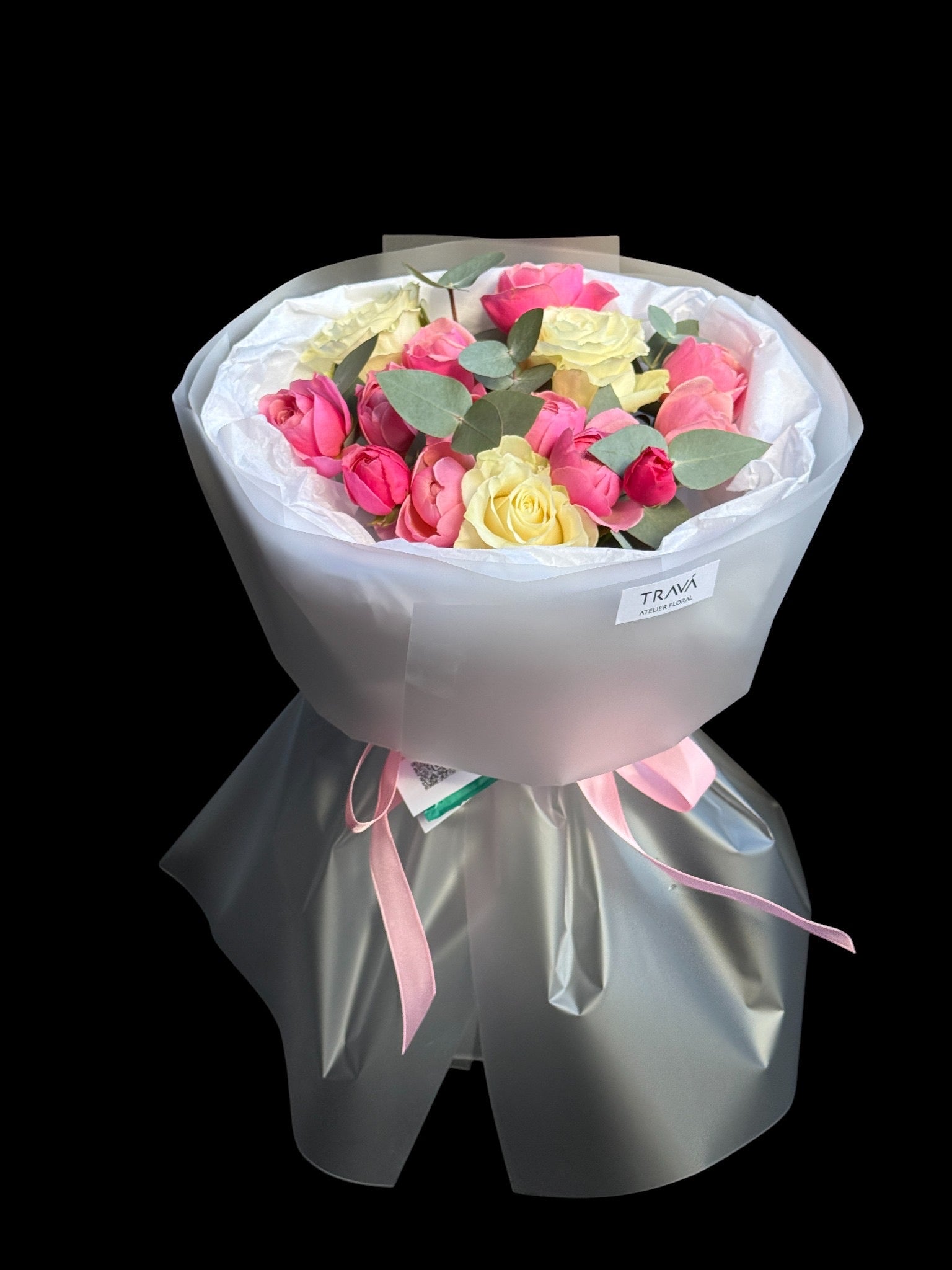 Buchet de flori Oradea cu trandafiri albi și roz Silva Pink în ambalaj alb minimalist.