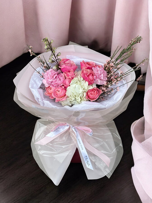 Buchet romantic de Valentine's Day cu trandafiri roz și hortensie albă, ambalat elegant cu panglică satinată – cadou ideal pentru iubire și afecțiune.