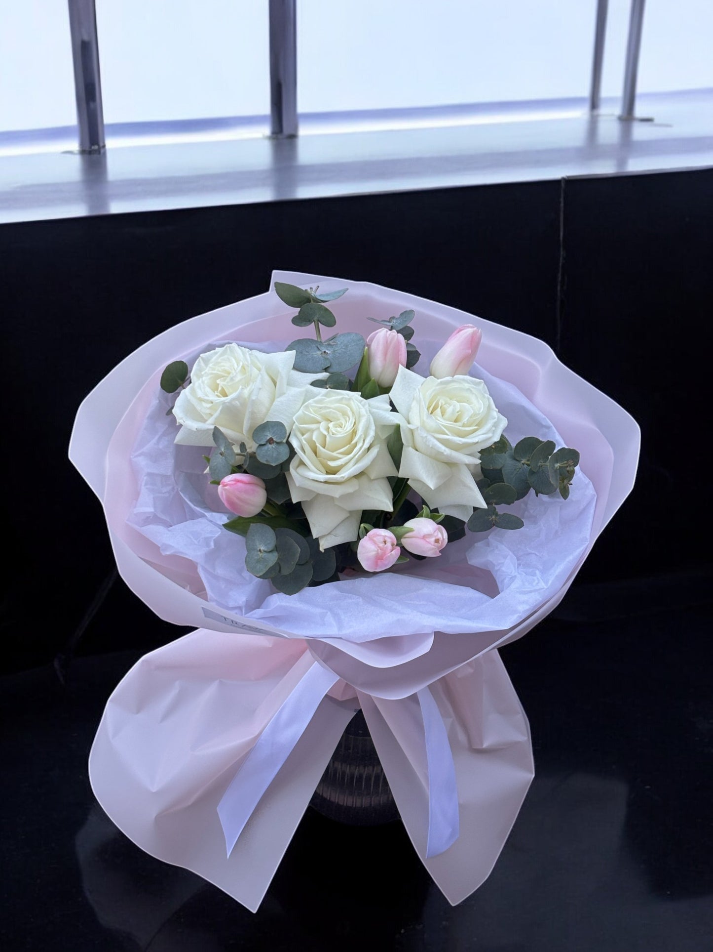 Buchet cu trandafiri și lalele, cadou elegant pentru 8 Martie – Trava Atelier Floral