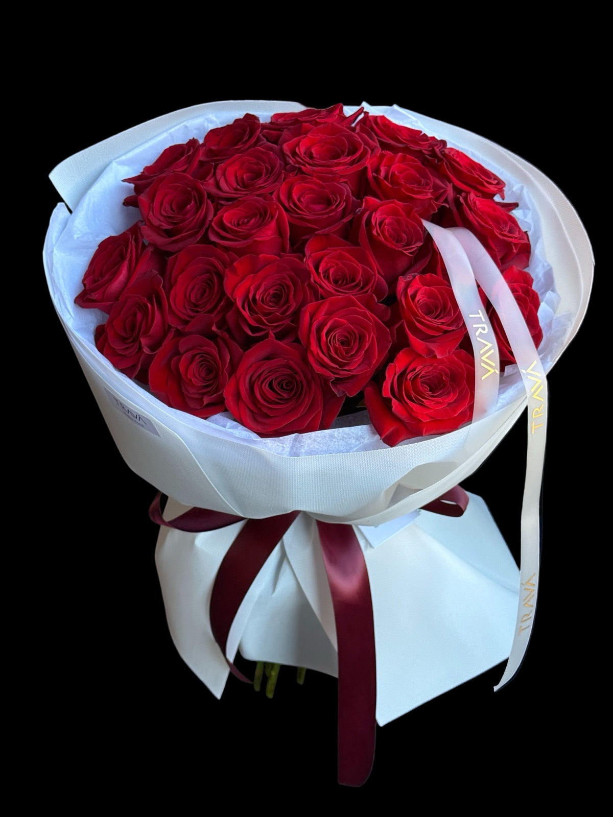 Buchet cu trandafiri roșii de la TRAVA Atelier – florărie Oradea, livrare flori la domiciliu și surprize elegante.