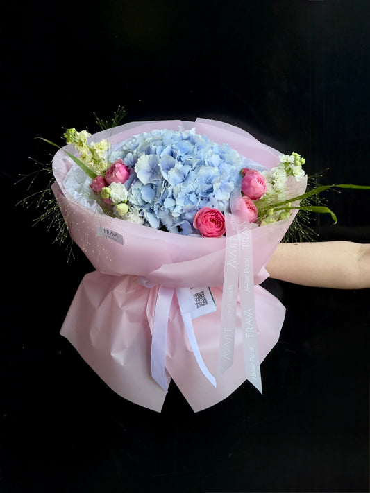 Buchet cu hortensie albastră, trandafiri Silva Pink și lisianthus alb – florărie Oradea, livrare gratuită