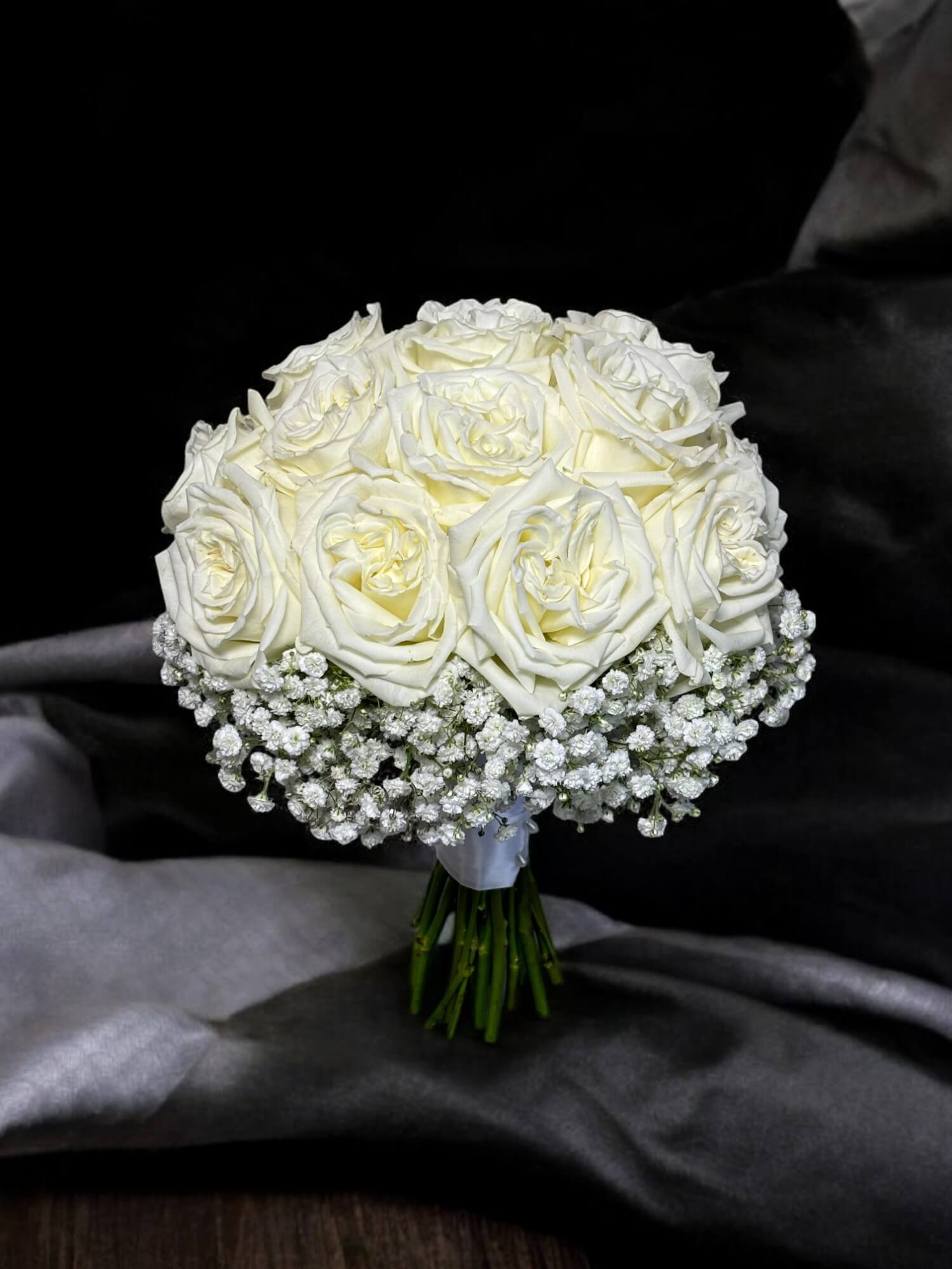 Buchet de mireasa din trandafiri albi si gipsofila, perfect pentru orice mireasa. Comanda acum cu livrare gratuita in Oradea sau ridicare din florarie Oradea TRAVA Atelier FLoral