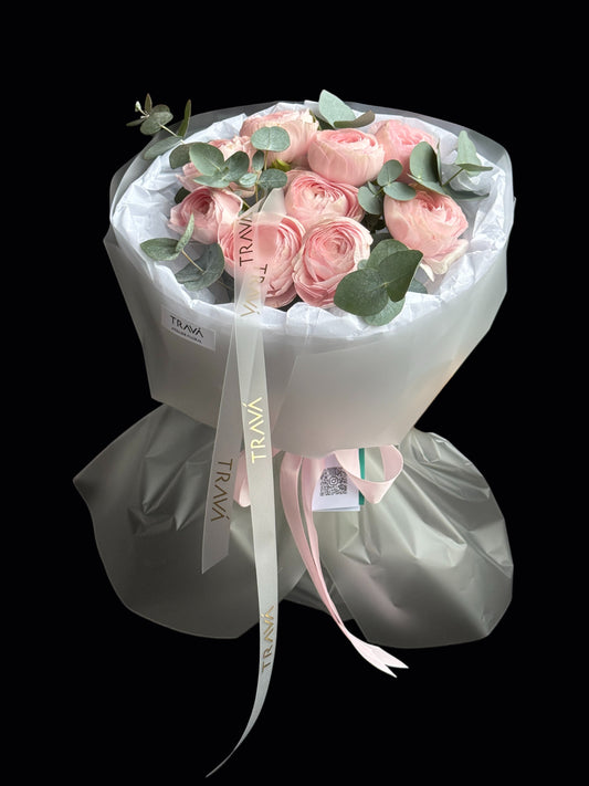 Buchet din ranunculus roz cu eucalipt realizat in florarie Oradea cu livrare flori Oradea