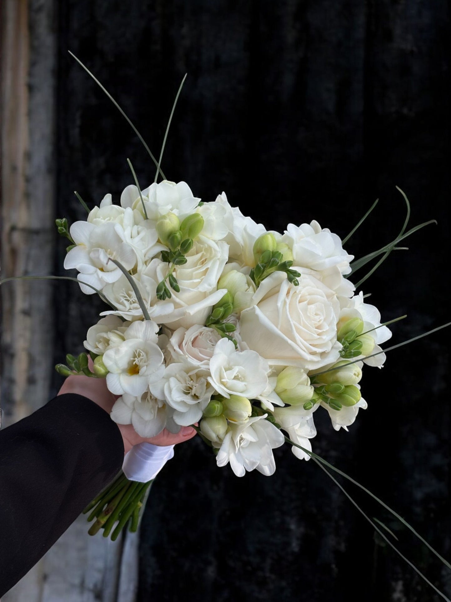 Buchet de mireasă elegant cu frezii și trandafiri albi realizat de florăria TRAVÁ Oradea, livrare flori la domiciliu Oradea