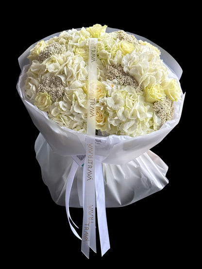 Surprize la domiciliu Oradea cu buchet elegant de trandafiri si flori albe.