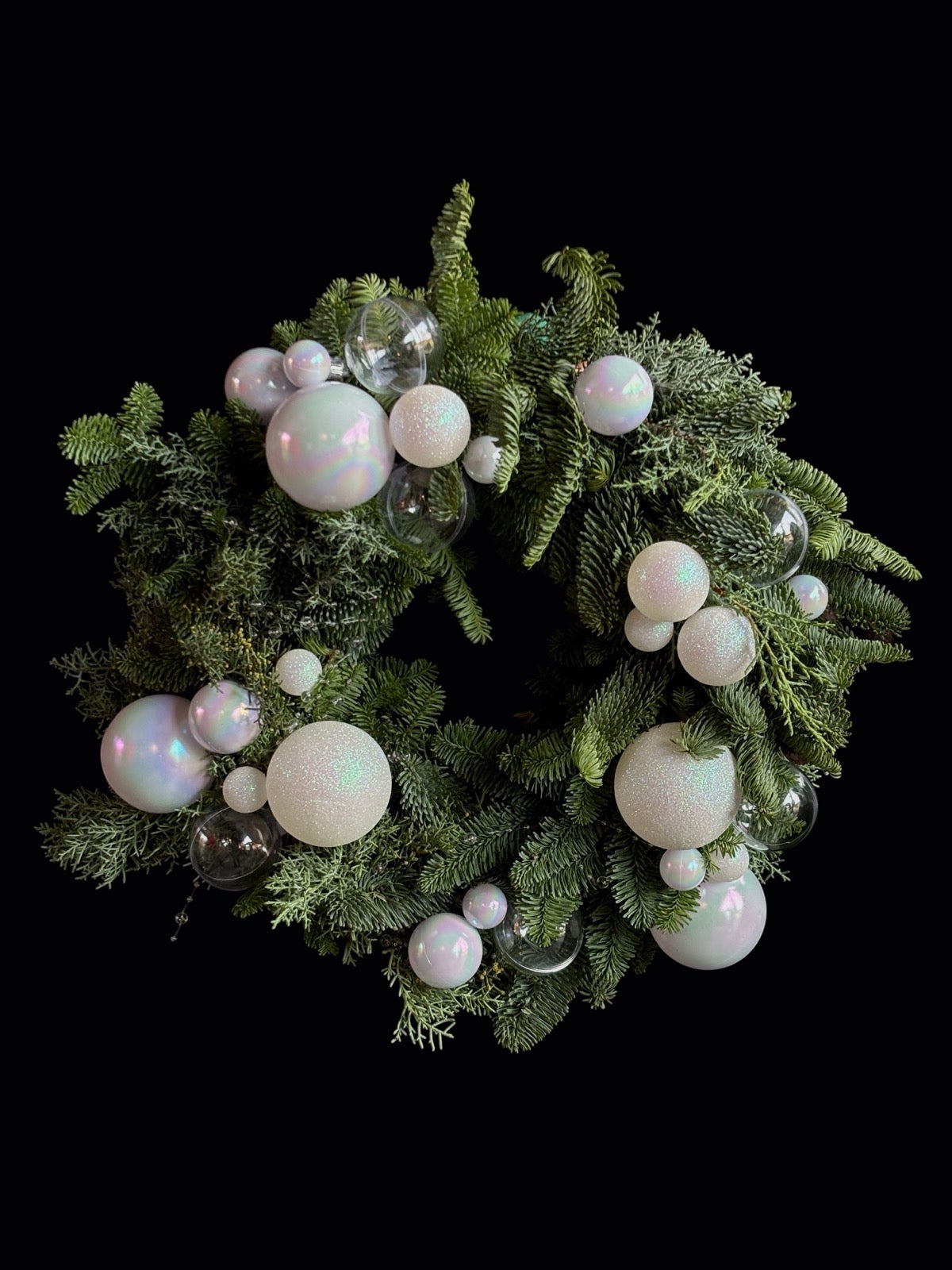 Coronita de Craciun bogata din brad natural cu globuri albe si transparente realizata de Trava Atelier cu livrare in Oradea