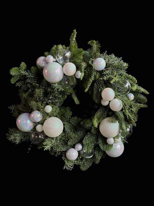 Coronita de Craciun bogata din brad natural cu globuri albe si transparente realizata de Trava Atelier cu livrare in Oradea