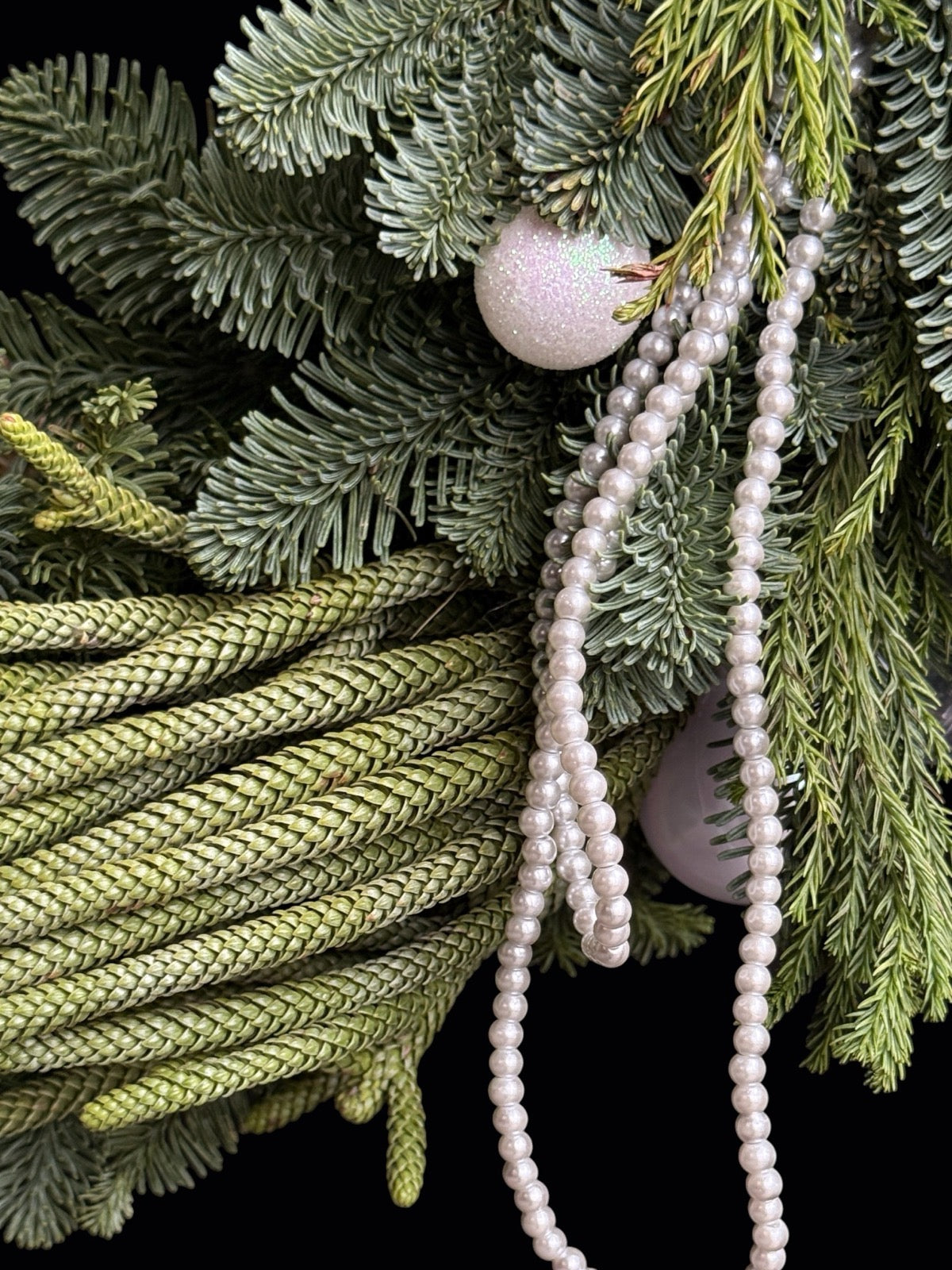 Detaliu cu perle și ramuri de conifere din coronița de Crăciun florarie TRAVA Oradea