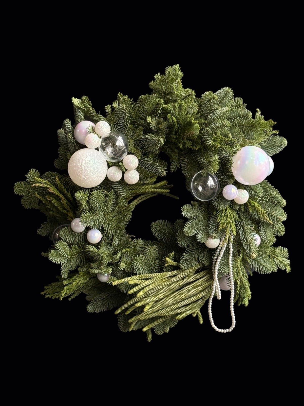 oroniță de Crăciun din conifere cu globuri albe și perle, diametru 40 cm florarie TRAVÁ Atelier Floral Oradea