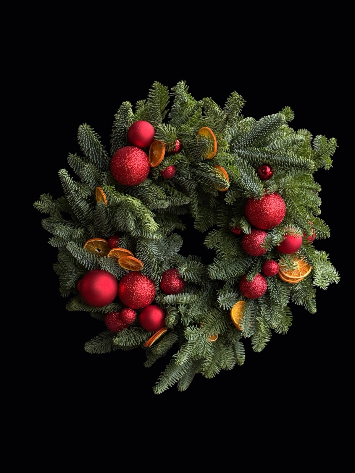 Coroniță de Crăciun cu globuri roșii și portocale pe ramuri de conifere, diametru 40 cm florarie online Oradea - TRAVA