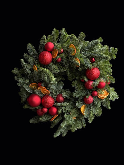 Coroniță de Crăciun cu globuri roșii și portocale pe ramuri de conifere, diametru 40 cm florarie online Oradea - TRAVA