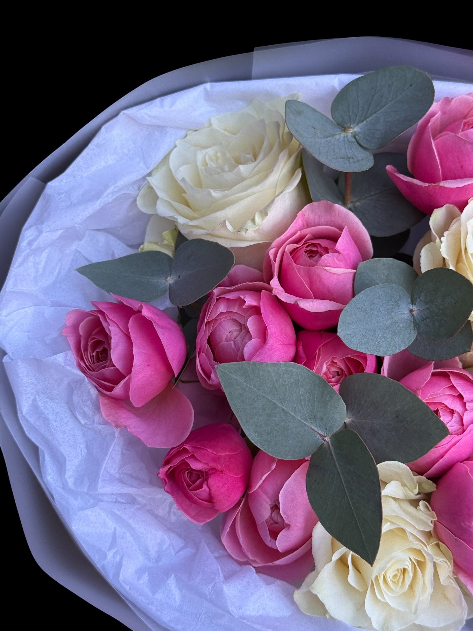 Detaliu cu textura fină a trandafirilor Silva Pink și a eucaliptului proaspăt de la florarie Oradea.