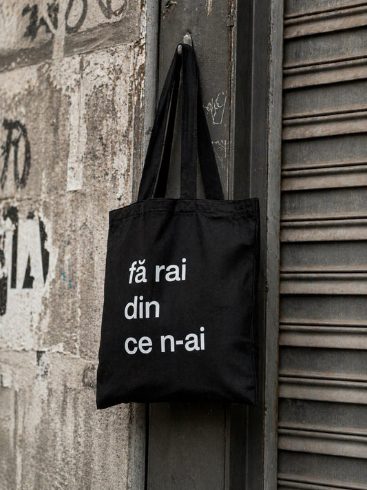 Tote bag din bumbac negru cu mesaj fă rai din ce n-ai floraria TRAVA Oradea, accesoriu eco și practic.