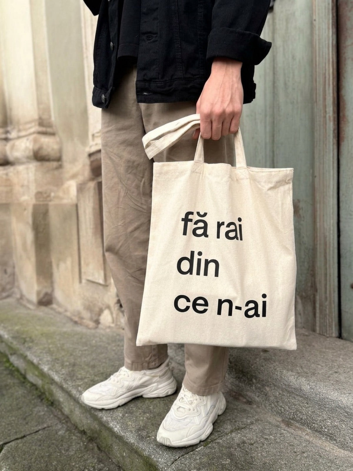 Sacoșă din bumbac natur 100%, geantă tote bag cu mesaj Fa rai din ce n-ai, purtată casual.