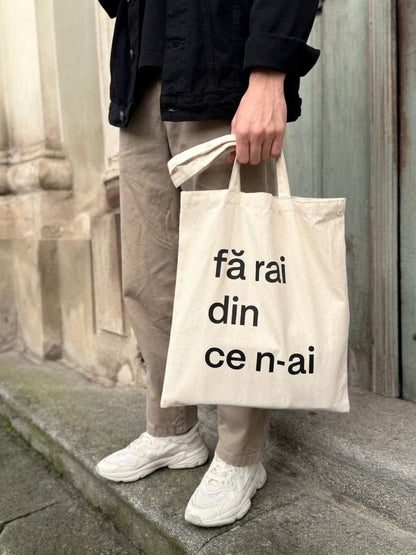 Sacoșă din bumbac natur 100%, geantă tote bag cu mesaj Fa rai din ce n-ai, purtată casual.