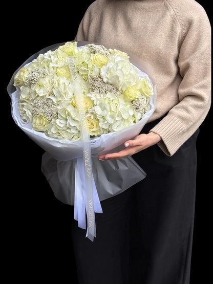Serviciu de livrare flori Oradea pentru buchete de lux cu flori albe.
