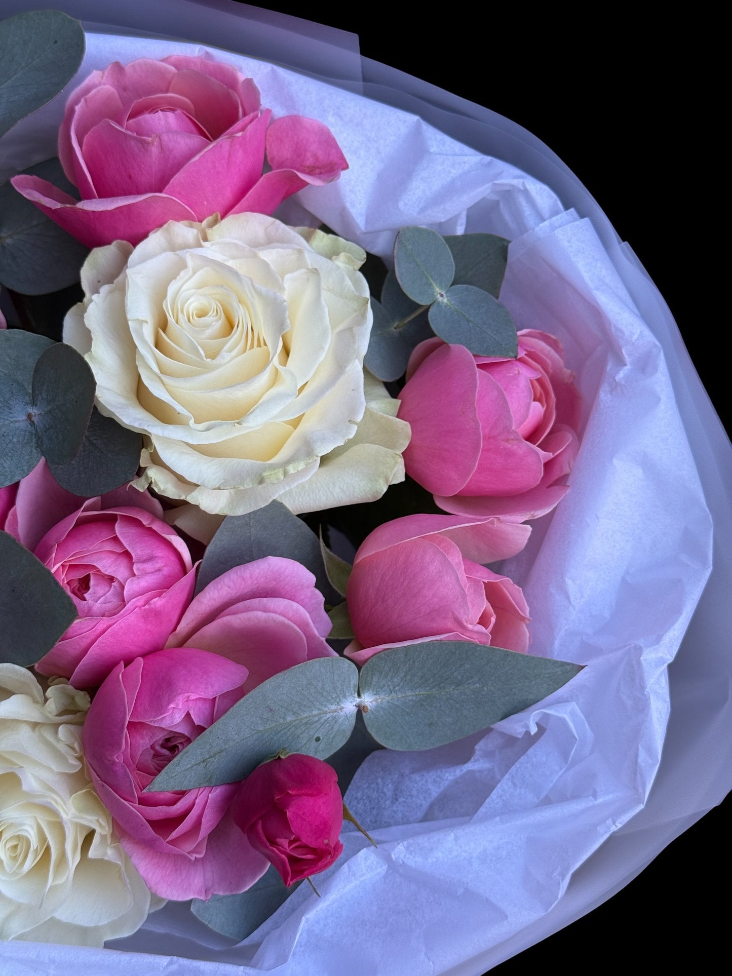 Vedere de ansamblu a buchetului evidențiind panglica de satin și calitatea serviciului de livrare flori Oradea.