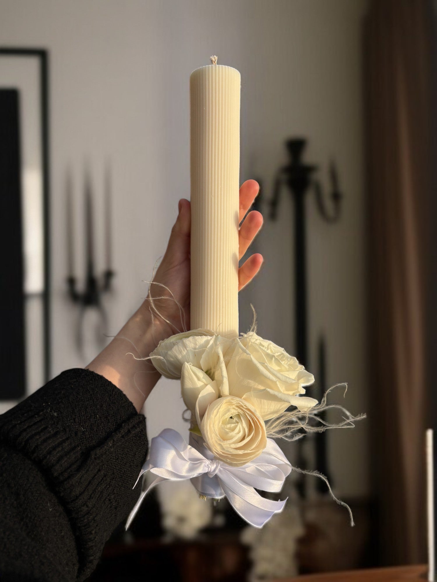 Lumânare de cununie cu flori naturale albe, trandafiri și ranunculus, realizată de florăria TRAVÁ Oradea, livrare flori la domiciliu Oradea