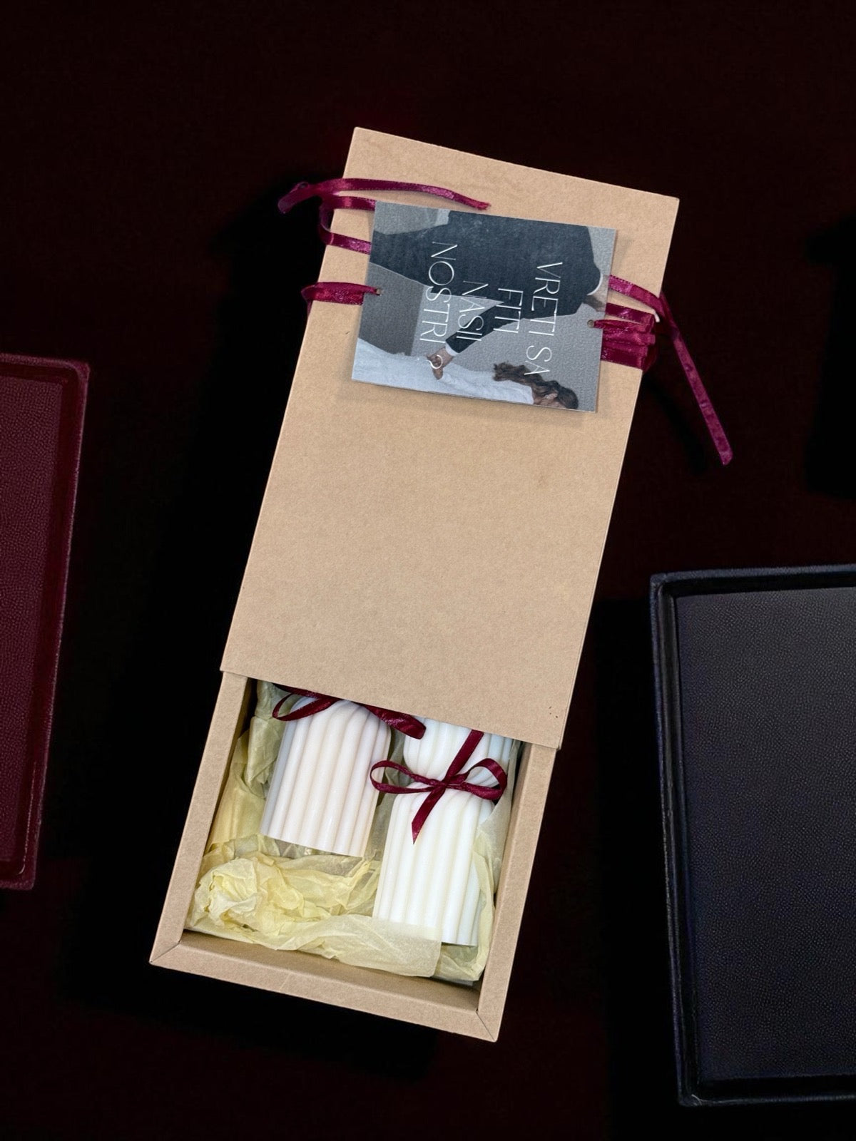 Lumânări nuntă pentru nași din ceară naturală, prezentate elegant în cutie de cadou, TRAVÁ florărie online Oradea