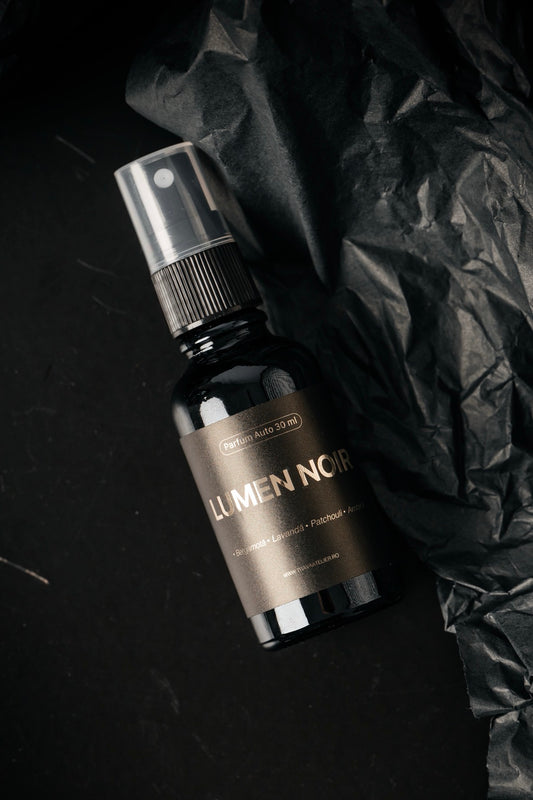 TRAVÁ Lumen Noir – parfum auto profesional 30 ml, pulverizator fin, fundal negru, Oradea