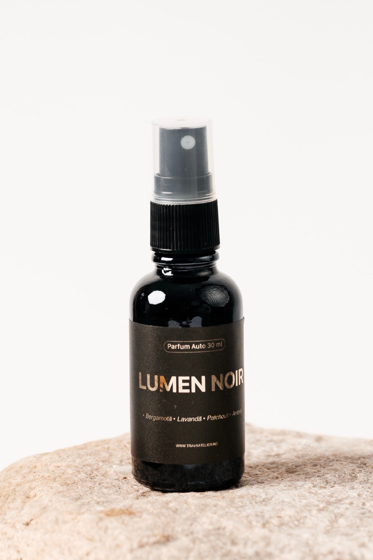 Lumen Noir TRAVÁ – parfum pentru mașină 30 ml, flacon pe piatră, studio alb, Oradea