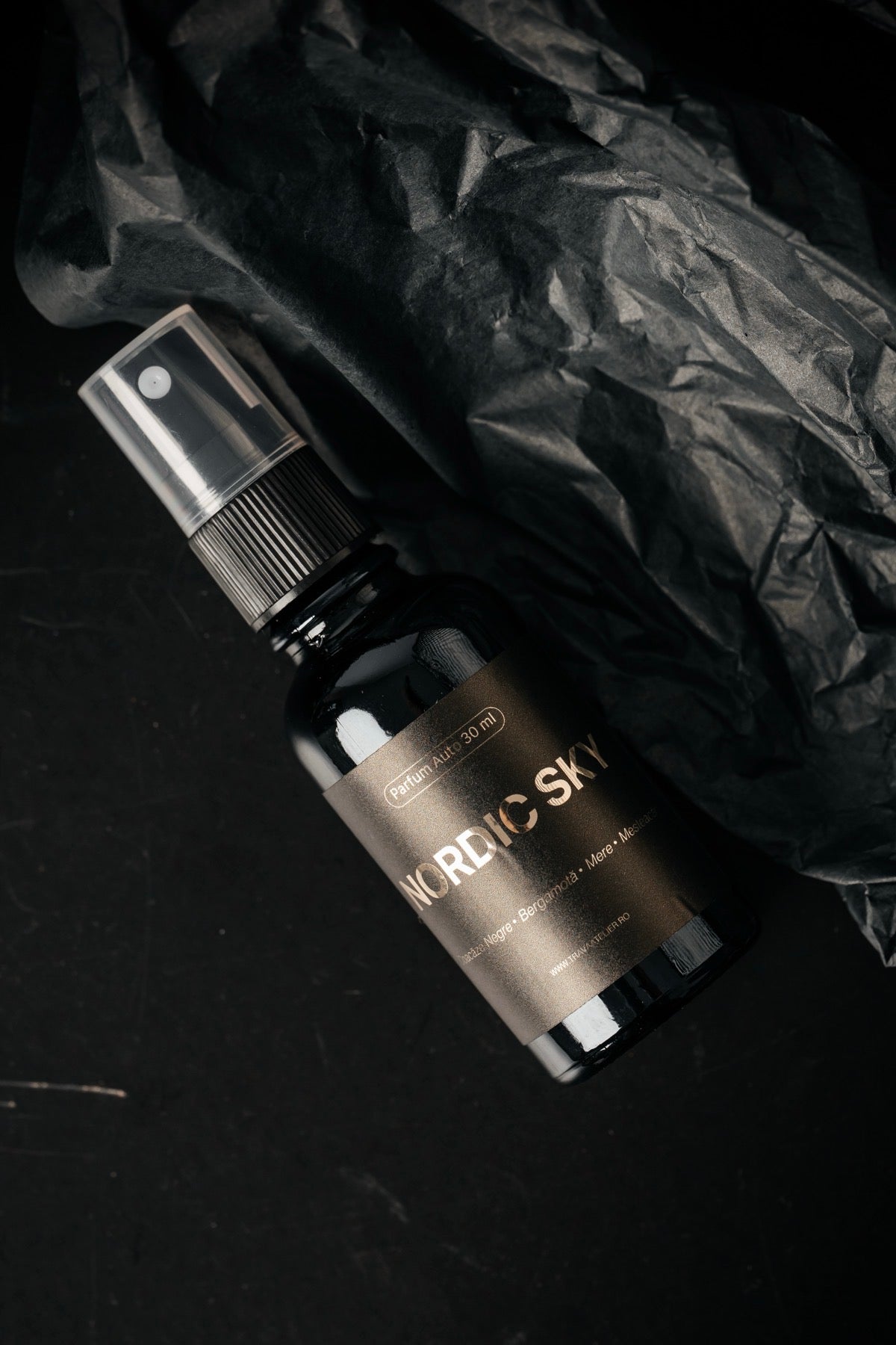 TRAVÁ Nordic Sky – parfum auto profesional 30 ml, pulverizator fin, fundal negru, Oradea