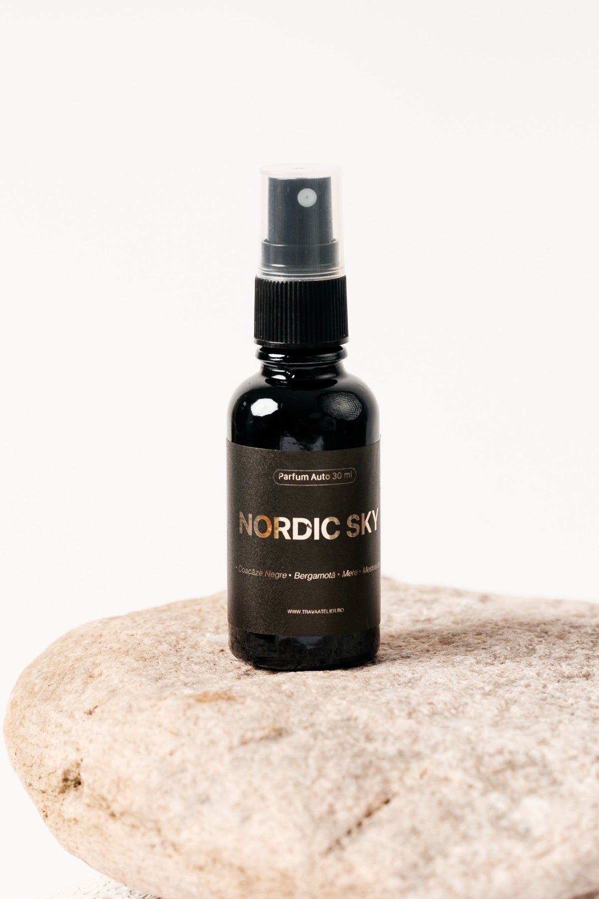 Nordic Sky TRAVÁ – parfum pentru mașină 30 ml, flacon pe piatră, studio alb, Oradea