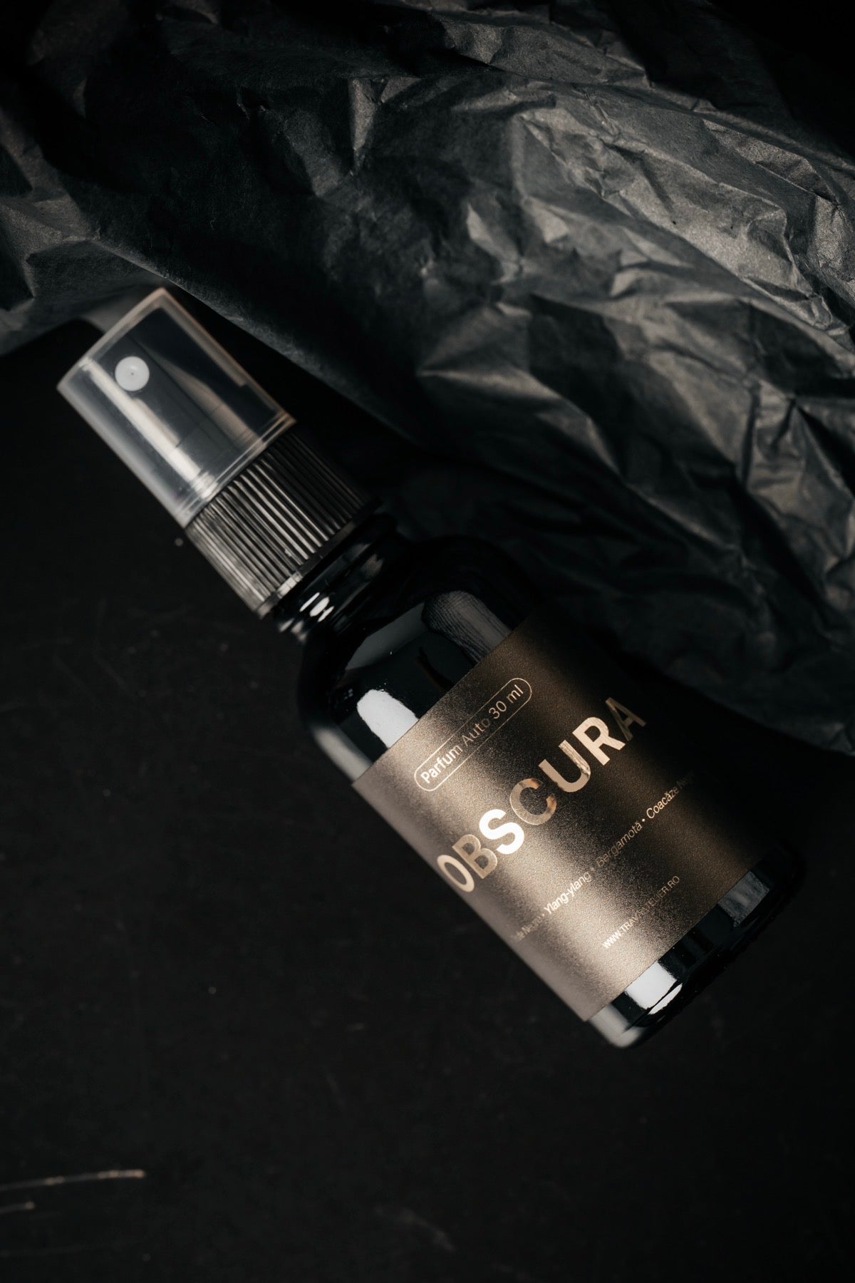 TRAVÁ Obscura – parfum auto profesional 30 ml, flacon în diagonală pe fundal negru, Oradea