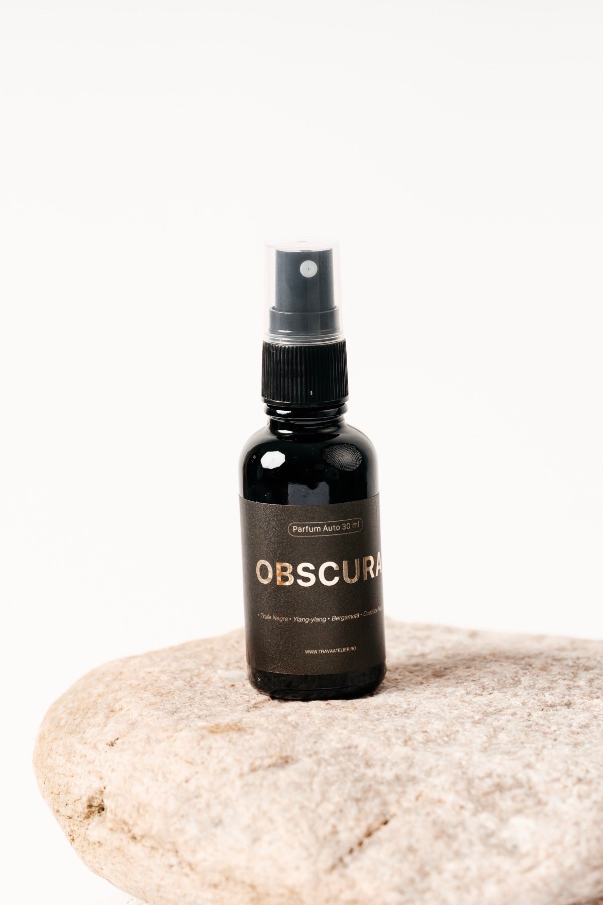 Obscura TRAVÁ – parfum pentru mașină 30 ml, flacon pe piatră, studio alb, Oradea