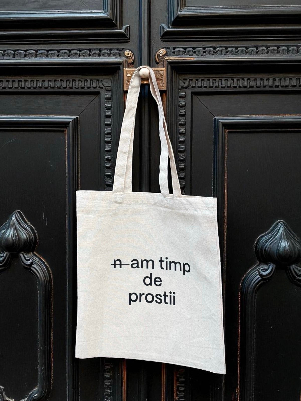 Sacosa din bumbac natur cu mesaj „n-am timp de prostii”, dimensiune 38x42 cm, prezentare lifestyle