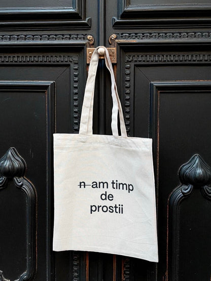 Sacosa din bumbac natur cu mesaj „n-am timp de prostii”, dimensiune 38x42 cm, prezentare lifestyle