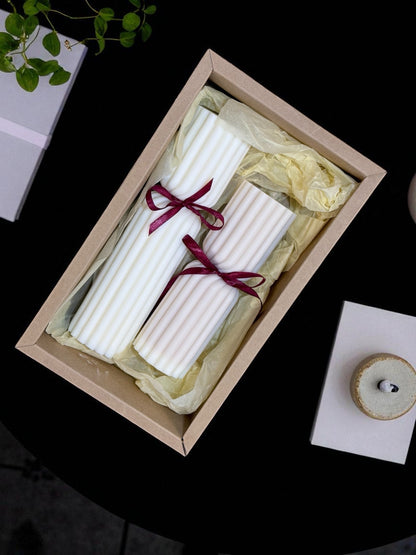 Set de lumânări personalizate pentru nași de nuntă, realizate din ceară de soia, disponibile la TRAVÁ Oradea