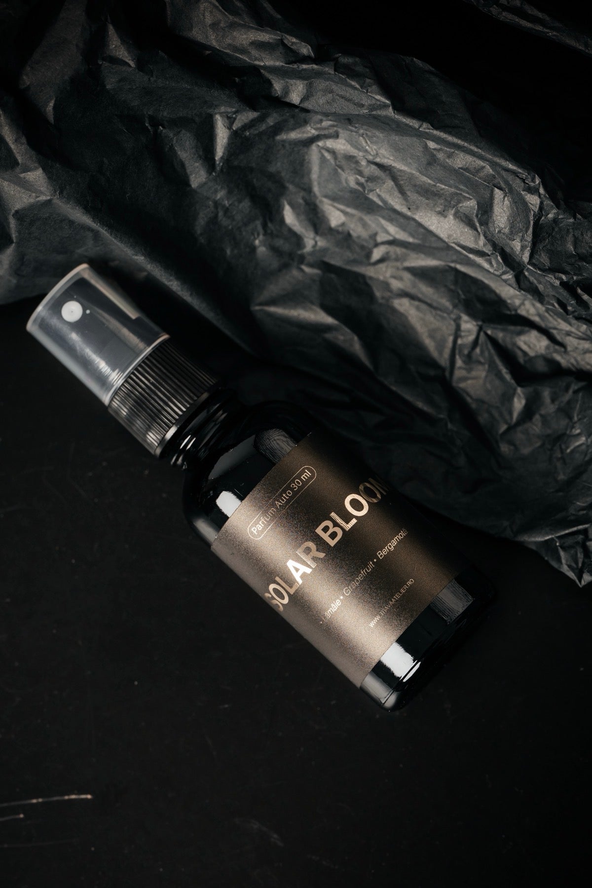 TRAVÁ Solar Bloom – parfum auto profesional 30 ml, citric, flacon în diagonală pe fundal negru, Oradea