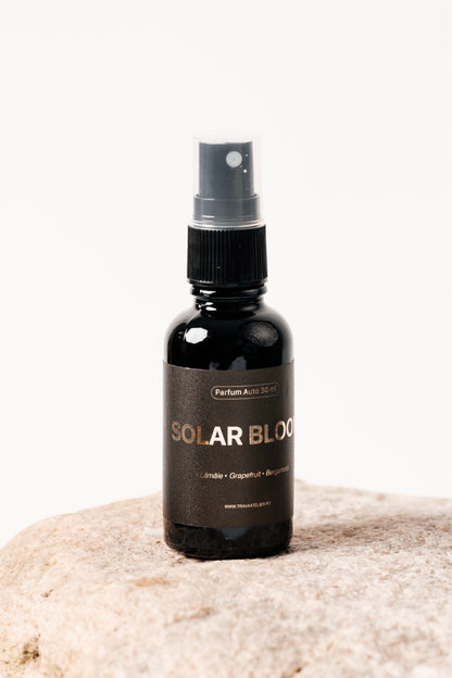 Solar Bloom TRAVÁ – parfum pentru mașină 30 ml, flacon pe piatră, studio alb, Oradea
