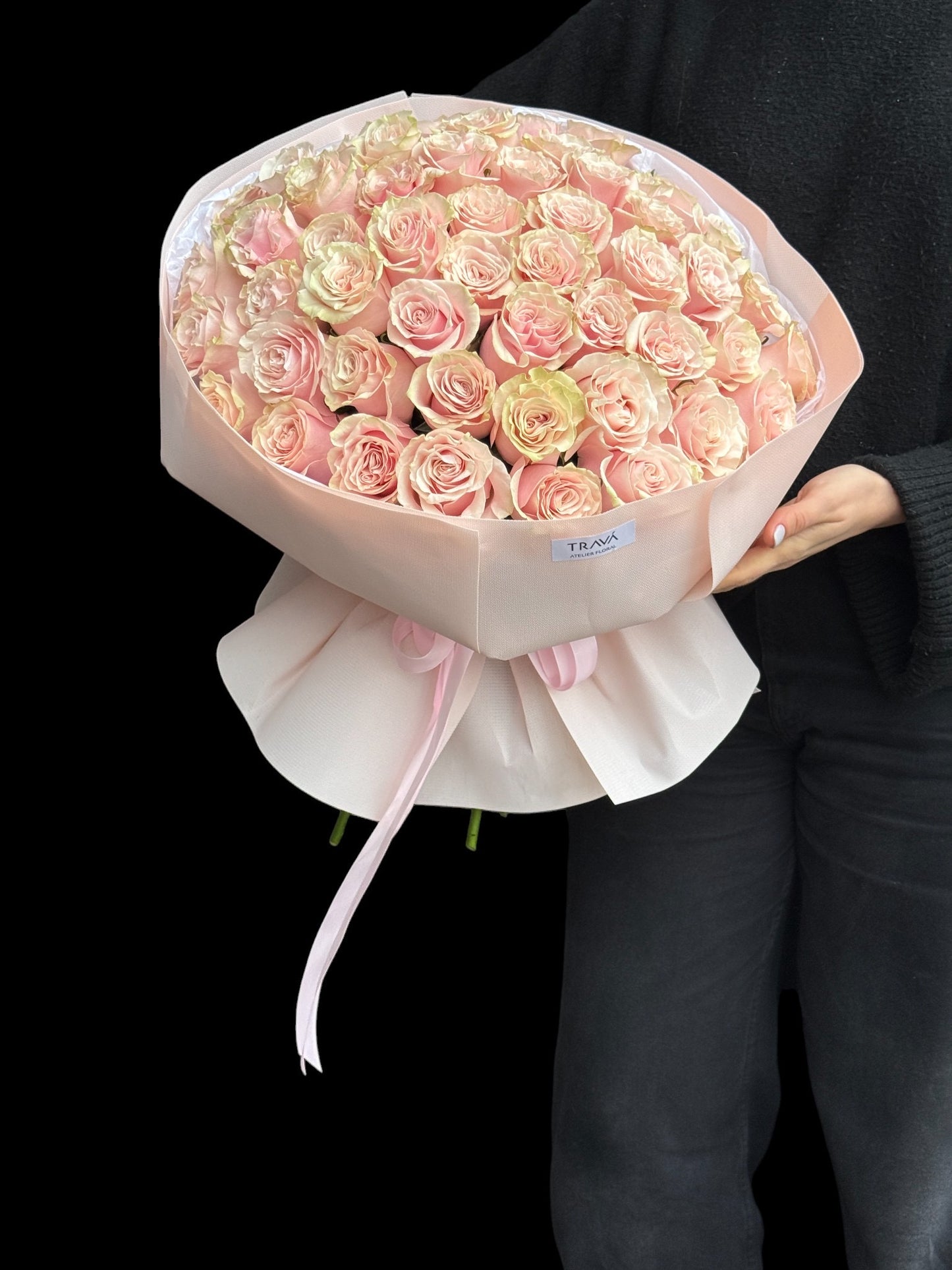 Buchet cu trandafiri roz purtat în brațe, ideal pentru cadouri deosebite oferite prin livrare flori Oradea.