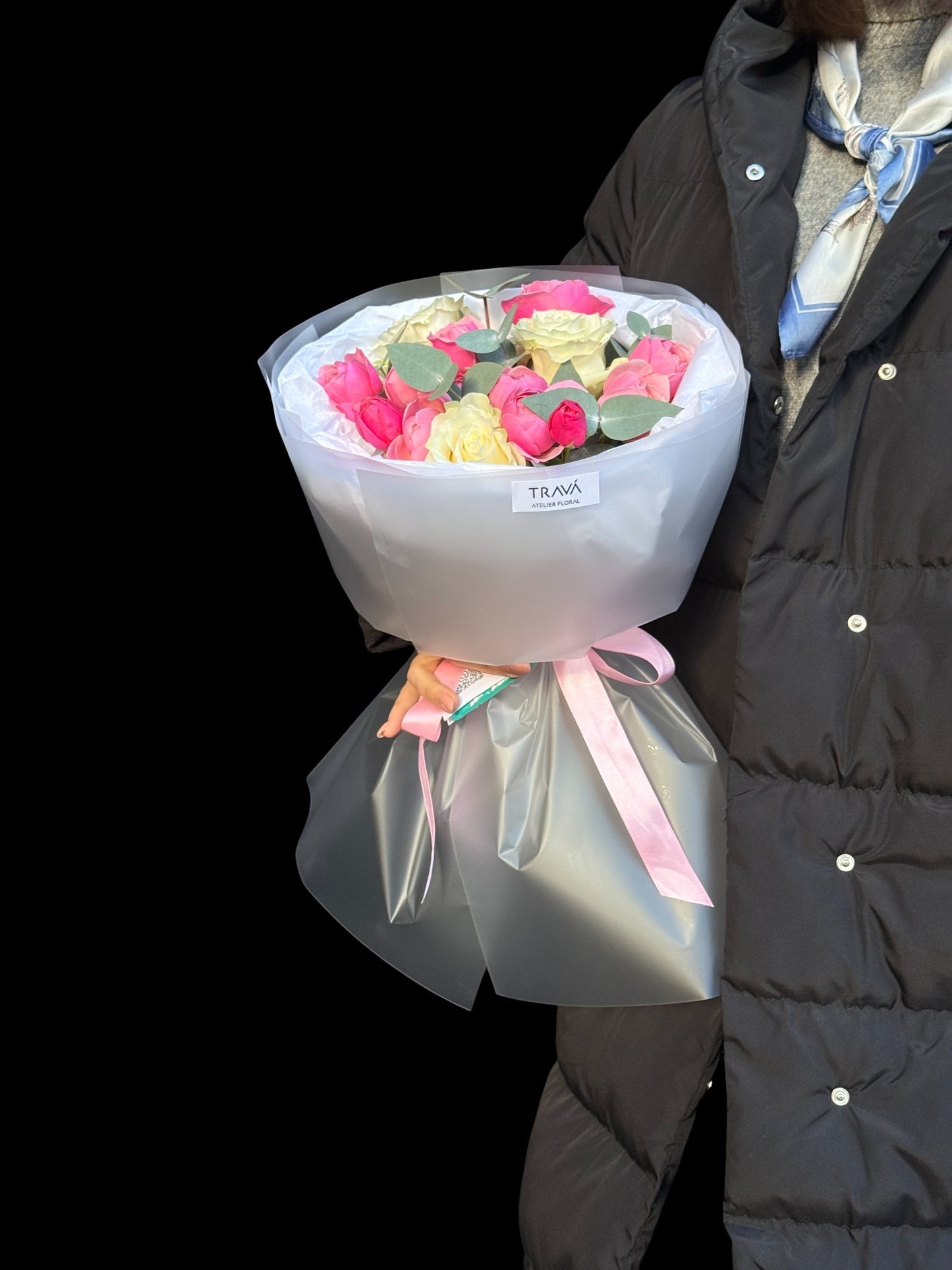 Buchet generos ținut în brațe, ideal pentru livrare flori la domiciliu și cadouri memorabile.