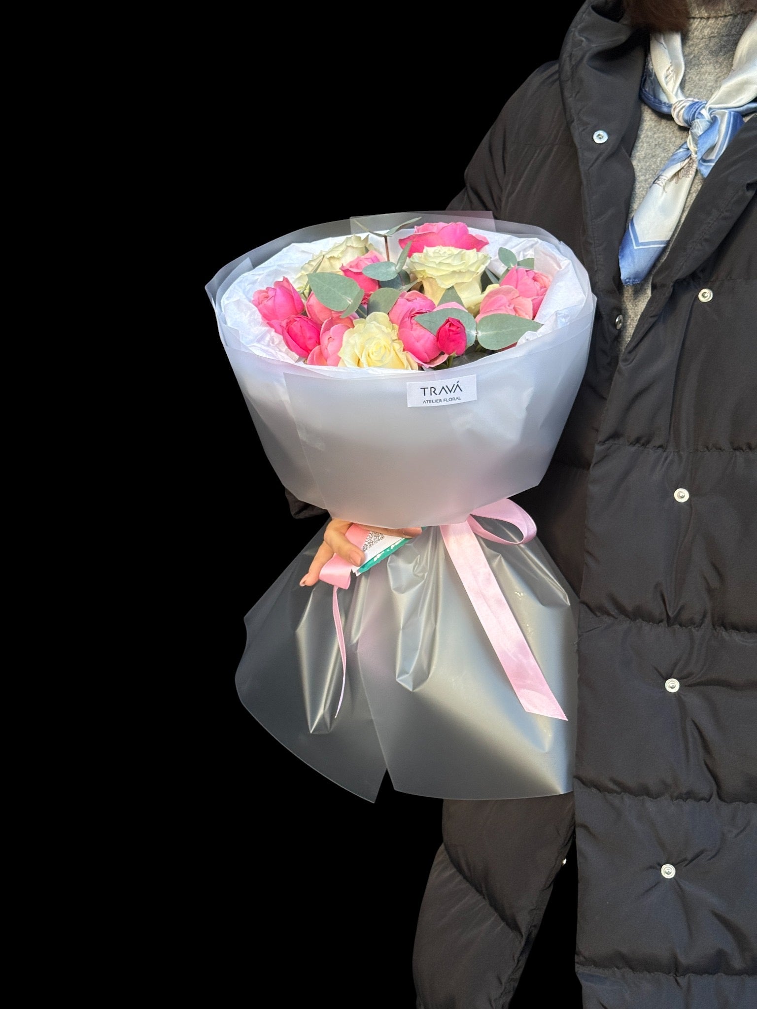 Buchet generos ținut în brațe, ideal pentru livrare flori la domiciliu și cadouri memorabile.