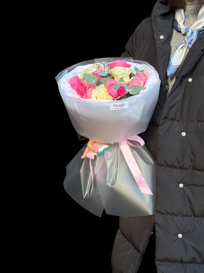 Buchet generos ținut în brațe, ideal pentru livrare flori la domiciliu și cadouri memorabile.