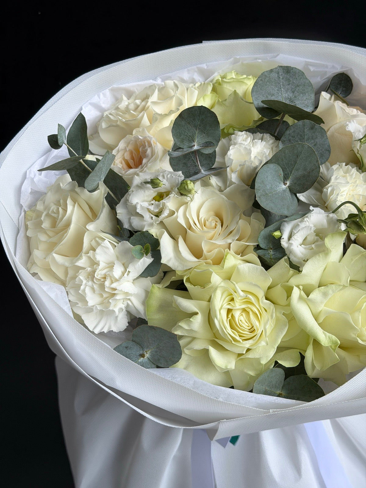 Detaliu buchet cu trandafiri albi, lisianthus si eucalipt de la TRAVA florarie online Oradea