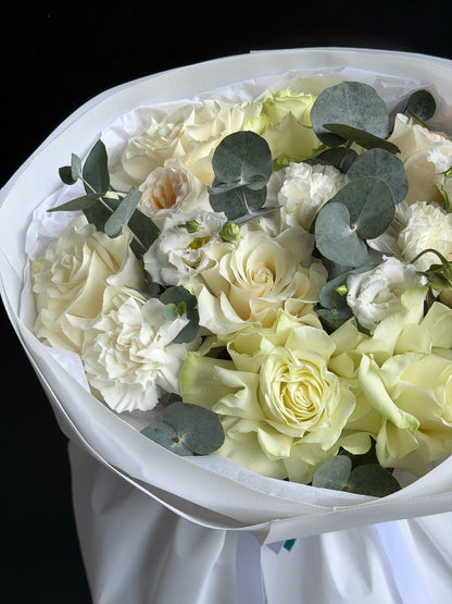 Detaliu buchet cu trandafiri albi, lisianthus si eucalipt de la TRAVA florarie online Oradea
