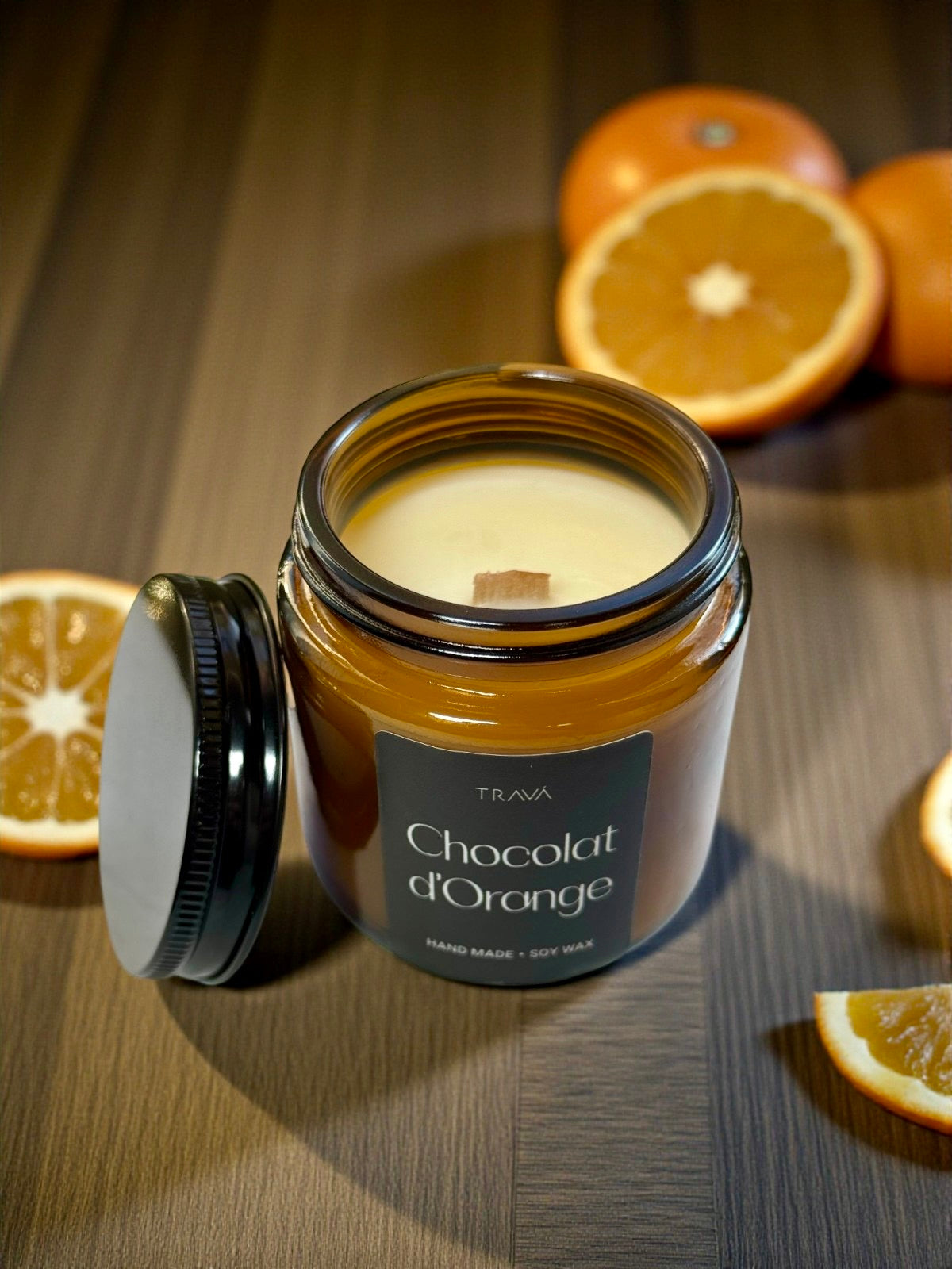 Lumânare handmade din ceară naturală de soia TRAVA – Chocolat d’Orange, fitil de lemn și parfum de portocală și ciocolată