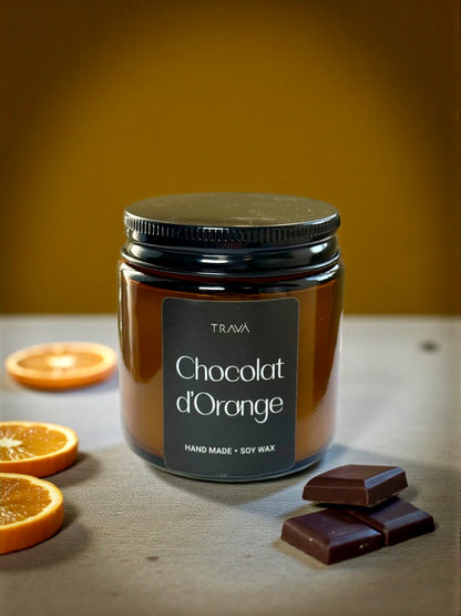 Lumânare parfumată artizanală TRAVA Chocolat d’Orange – ciocolată neagră și portocală, în borcan de sticlă ambra