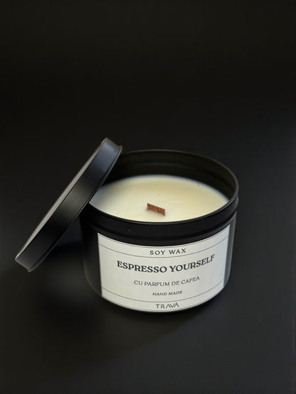 Lumânare handmade TRAVA „Espresso Yourself” – ceară naturală de soia, fitil de lemn și parfum intens de cafea proaspăt măcinată