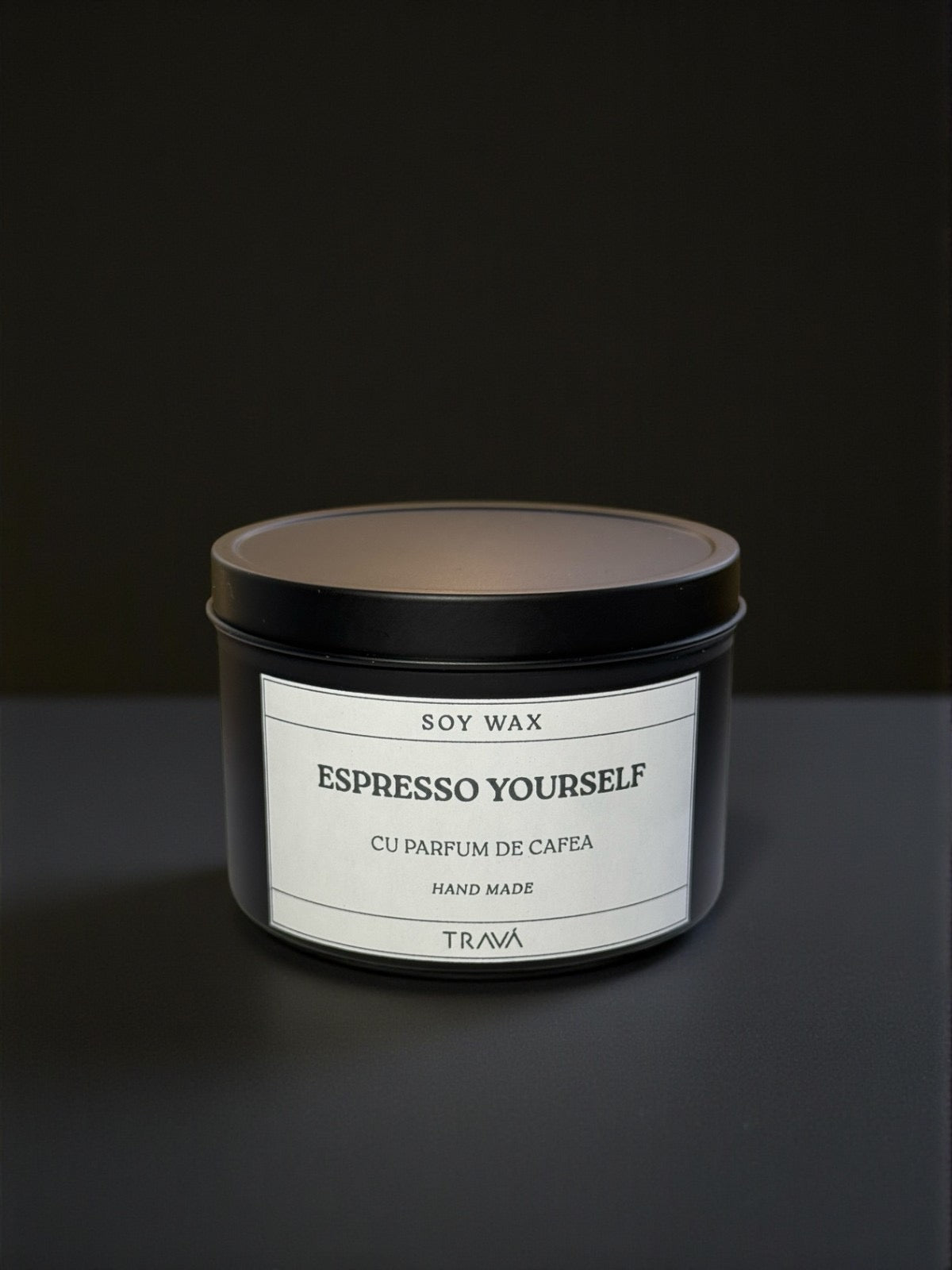 Lumânare parfumată TRAVA „Espresso Yourself” – cu parfum de cafea, în recipient negru mat, design elegant și minimalist