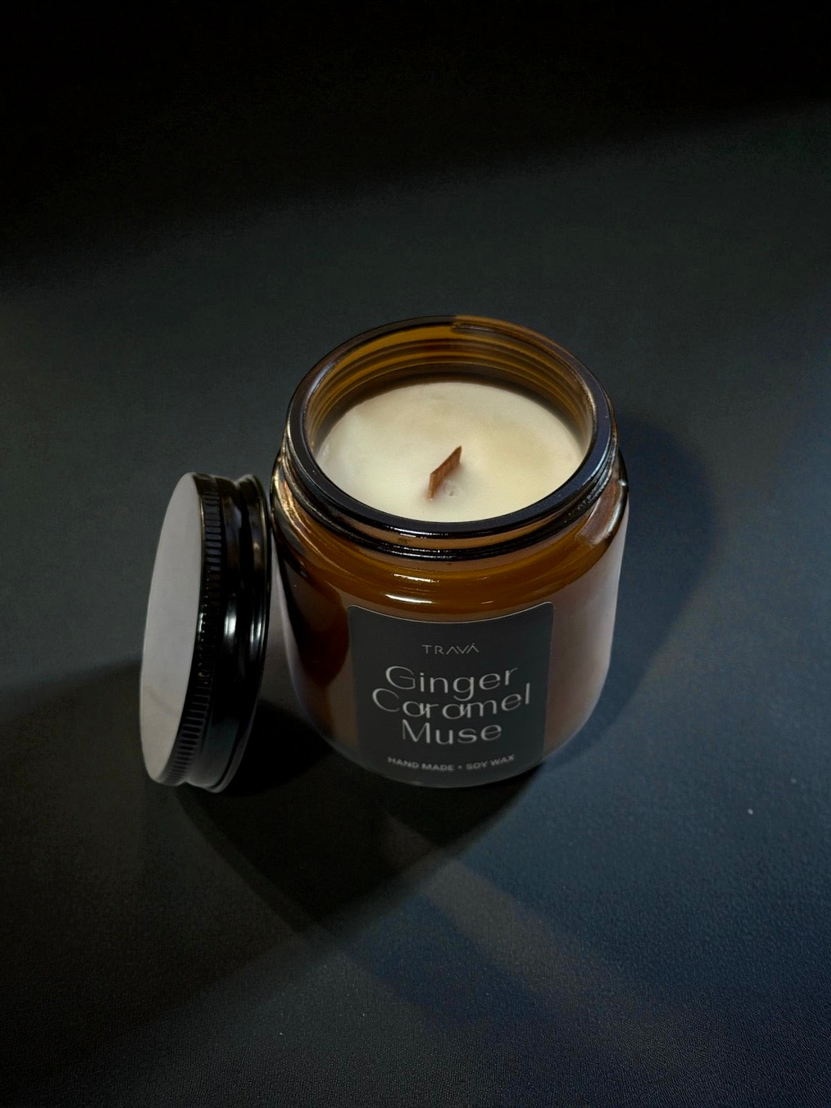 Lumânare handmade din ceară naturală de soia TRAVA – Ginger Caramel Muse, fitil de lemn și arome calde de ghimbir și caramel