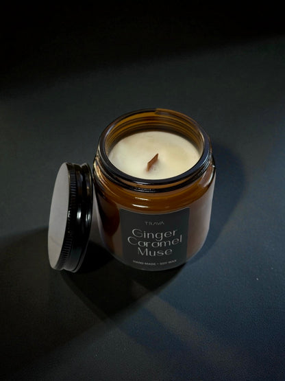 Lumânare handmade din ceară naturală de soia TRAVA – Ginger Caramel Muse, fitil de lemn și arome calde de ghimbir și caramel