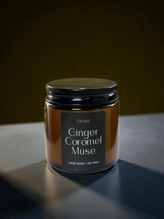 Lumânare parfumată TRAVA Ginger Caramel Muse – ghimbir și caramel, în borcan de sticlă ambra elegant