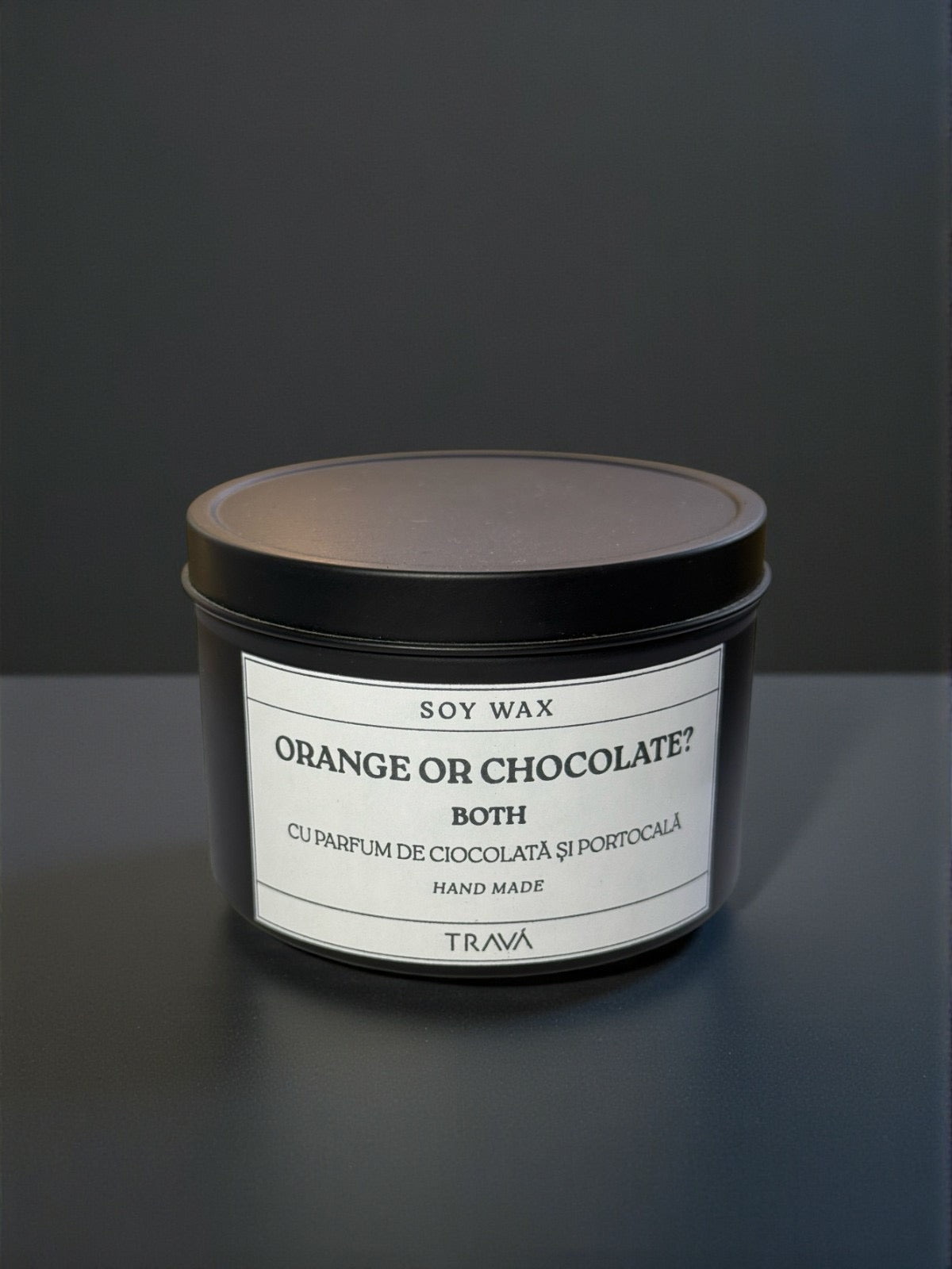 Lumânare parfumată TRAVA „Orange or Chocolate?” – parfum de ciocolată și portocală, în recipient negru elegant din aluminiu
