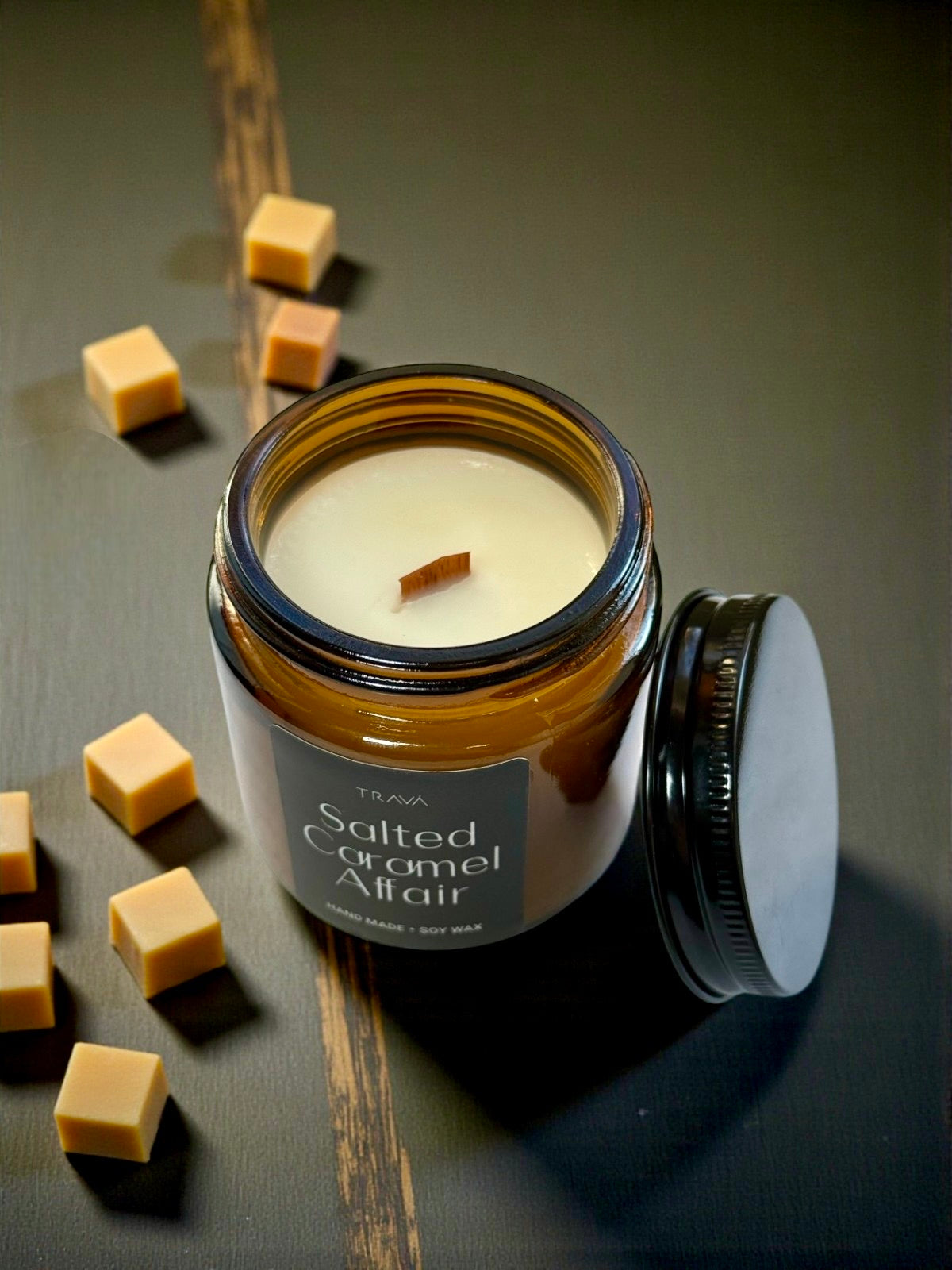 Lumânare handmade din ceară naturală de soia TRAVA – Salted Caramel Affair, fitil de lemn și parfum de caramel sărat