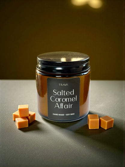 Lumânare parfumată artizanală TRAVA Salted Caramel Affair – caramel sărat, în borcan elegant de sticlă ambra